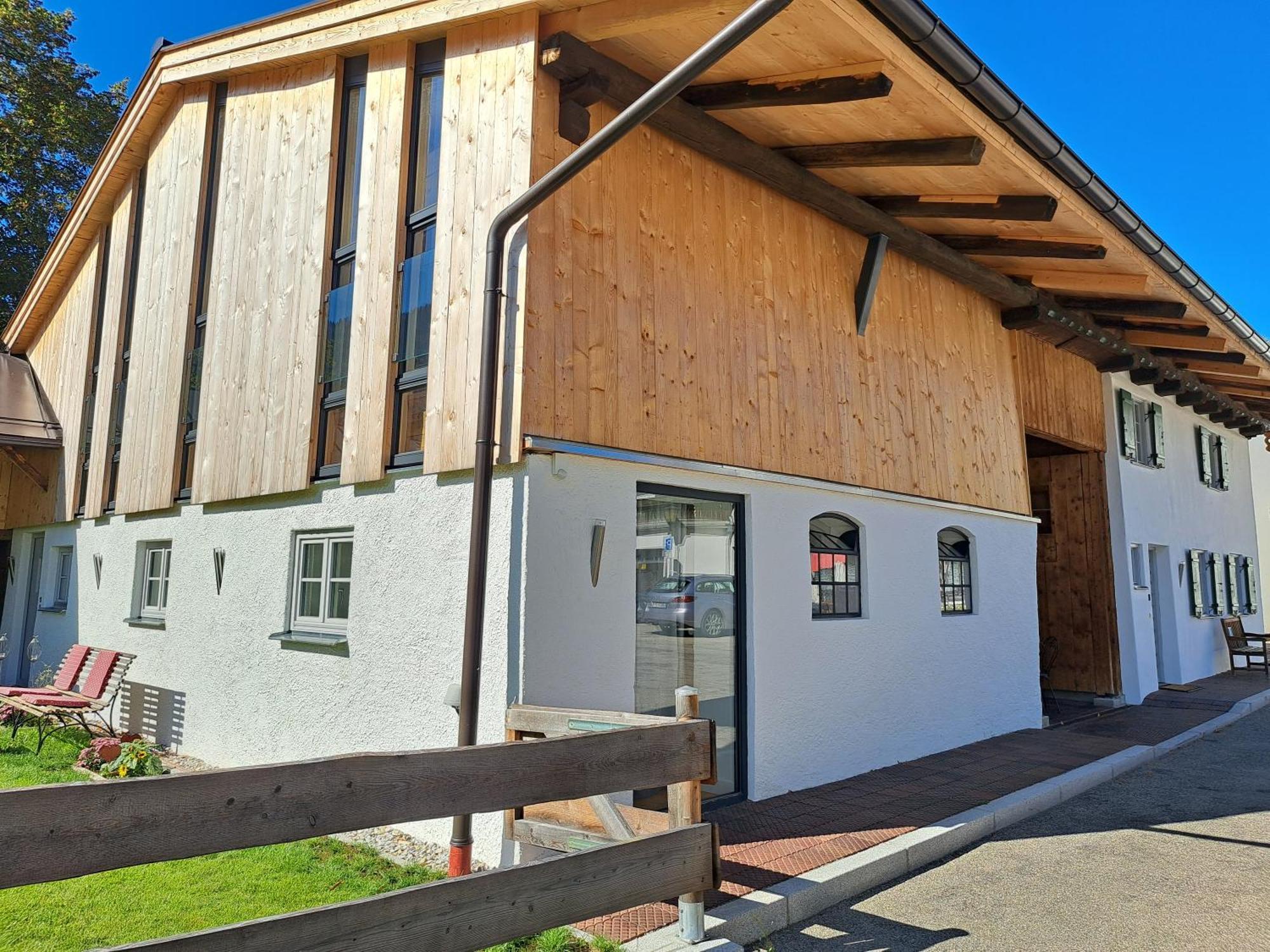 Neu! Ferienwohnungen Im Lueftlmalereck, Hennalahaus 오버아머가우 외부 사진